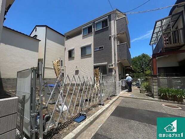 周辺は落ち着いた街並みの住宅地！子育てがしやすい住環境です！まだ未完成ですが、現地でしかわからない事もございます。是非一度ご覧ください。