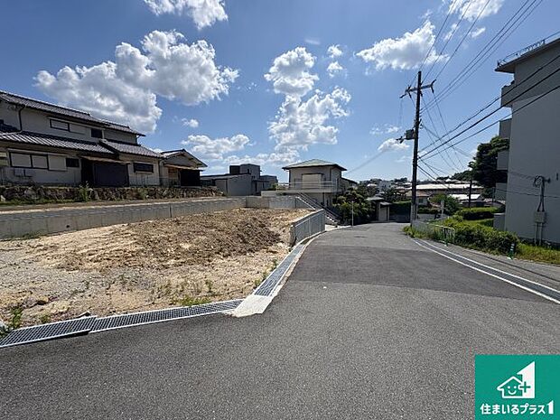 周辺は落ち着いた街並みの住宅地!子育てがしやすい住環境です!まだ未完成ですが、現地でしかわからない事もございます。是非一度ご覧ください。