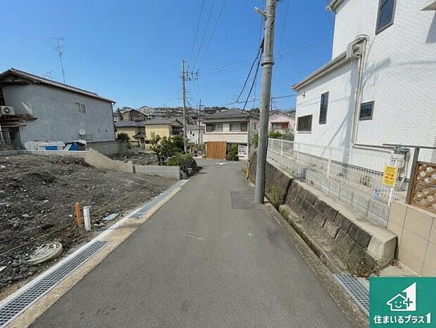 周辺は落ち着いた街並みの住宅地！子育てがしやすい住環境です！まだ未完成ですが、現地でしかわからない事もございます。是非一度ご覧ください。