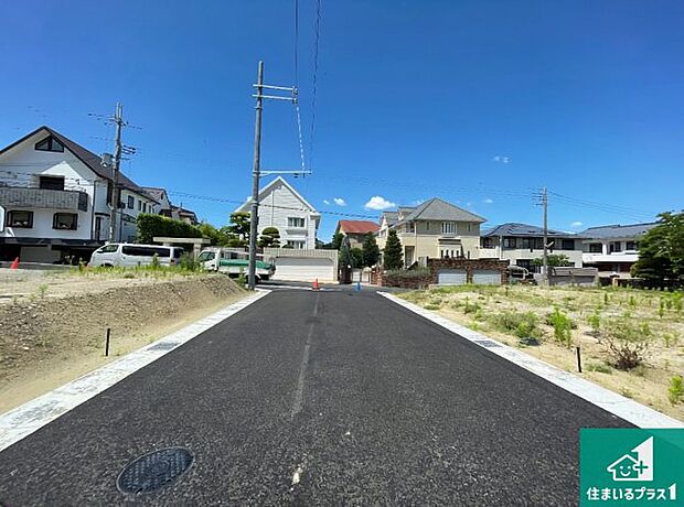 周辺は閑静な住宅街です。前面道路もしっかりと有りますので車の出し入れも安心ですよ！