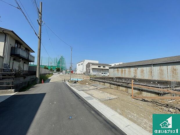周辺は閑静な住宅街です。前面道路もしっかりと有りますので車の出し入れも安心ですよ!