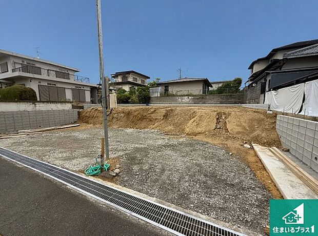 周辺は落ち着いた街並みの住宅地！子育てがしやすい住環境です！まだ未完成ですが、現地でしかわからない事もございます。是非一度ご覧ください。