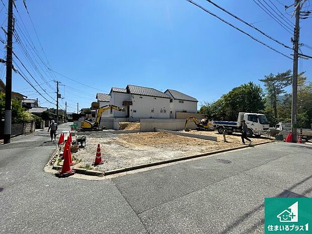 周辺は落ち着いた街並みの住宅地！子育てがしやすい住環境です！まだ未完成ですが、現地でしかわからない事もございます。是非一度ご覧ください。
