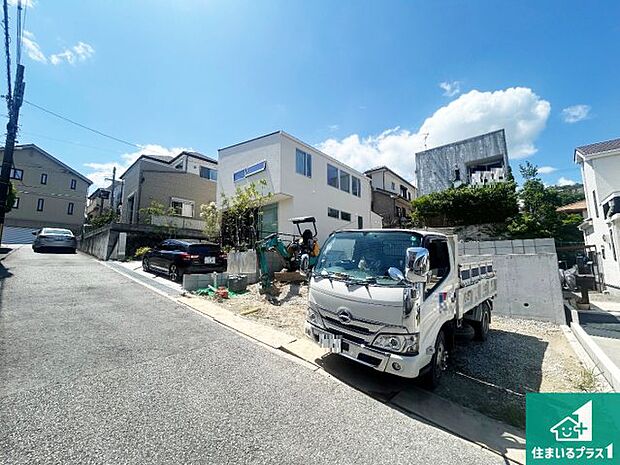 周辺は落ち着いた街並みの住宅地！子育てがしやすい住環境です！まだ未完成ですが、現地でしかわからない事もございます。是非一度ご覧ください。