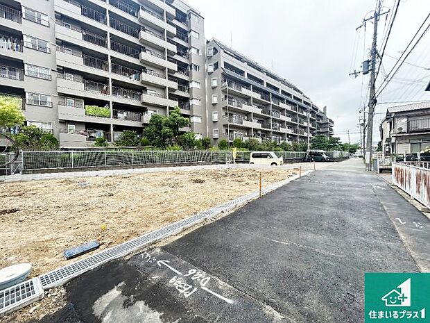 周辺は落ち着いた街並みの住宅地！子育てがしやすい住環境です！まだ未完成ですが、現地でしかわからない事もございます。是非一度ご覧ください。