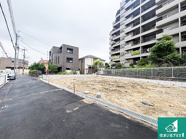 周辺は落ち着いた街並みの住宅地！子育てがしやすい住環境です！まだ未完成ですが、現地でしかわからない事もございます。是非一度ご覧ください。
