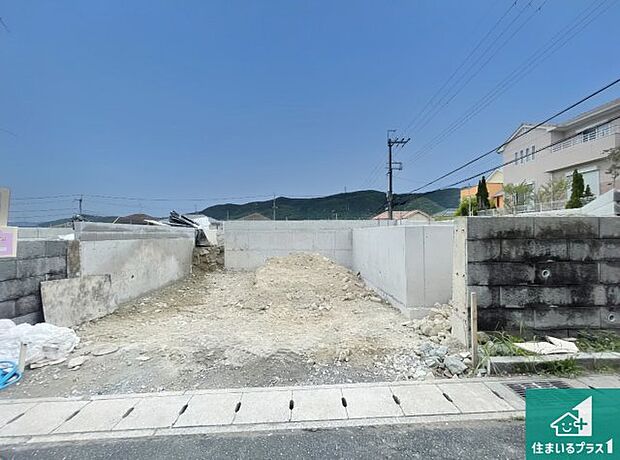周辺は落ち着いた街並みの住宅地！子育てがしやすい住環境です！まだ未完成ですが、現地でしかわからない事もございます。是非一度ご覧ください。