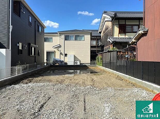 周辺は落ち着いた街並みの住宅地！子育てがしやすい住環境です！まだ未完成ですが、現地でしかわからない事もございます。是非一度ご覧ください。
