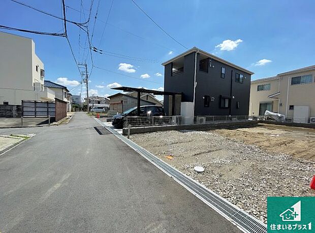 周辺は閑静な住宅街です。前面道路もしっかりと有りますので車の出し入れも安心ですよ！
