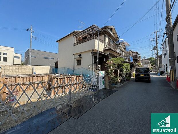周辺は落ち着いた街並みの住宅地!子育てがしやすい住環境です!まだ未完成ですが、現地でしかわからない事もございます。是非一度ご覧ください。