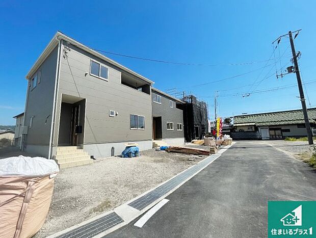 周辺は落ち着いた街並みの住宅地!子育てがしやすい住環境です!まだ未完成ですが、現地でしかわからない事もございます。是非一度ご覧ください。