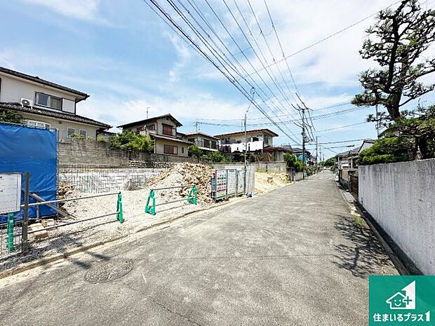 周辺は閑静な住宅街です。前面道路もしっかりと有りますので車の出し入れも安心ですよ！