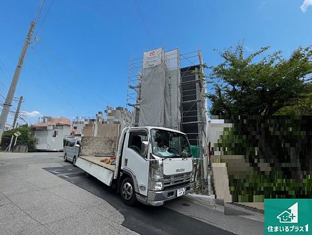 周辺は落ち着いた街並みの住宅地！子育てがしやすい住環境です！まだ未完成ですが、現地でしかわからない事もございます。是非一度ご覧ください。