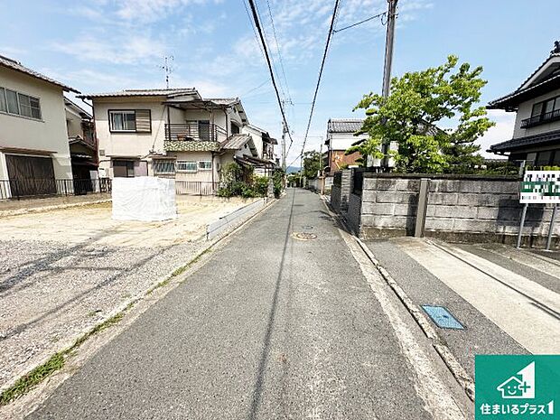 周辺は閑静な住宅街です。前面道路もしっかりと有りますので車の出し入れも安心ですよ！