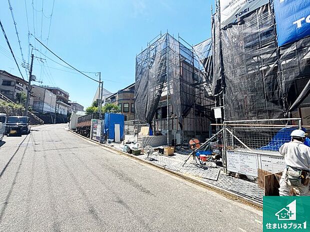 周辺は落ち着いた街並みの住宅地!子育てがしやすい住環境です!まだ未完成ですが、現地でしかわからない事もございます。是非一度ご覧ください。