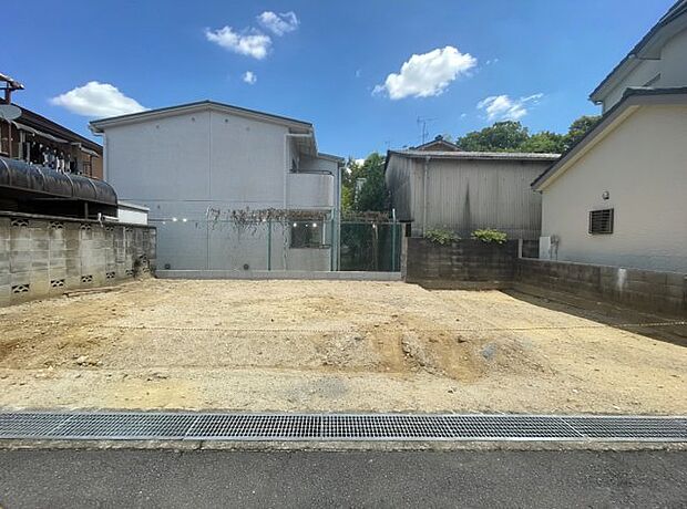 周辺は落ち着いた街並みの住宅地！子育てがしやすい住環境です！まだ未完成ですが、現地でしかわからない事もございます。是非一度ご覧ください。