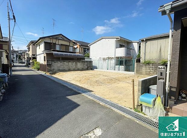 周辺は落ち着いた街並みの住宅地！子育てがしやすい住環境です！まだ未完成ですが、現地でしかわからない事もございます。是非一度ご覧ください。