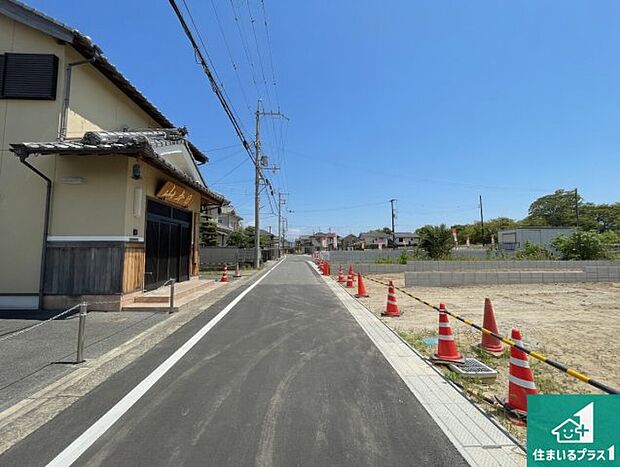 周辺は閑静な住宅街です。前面道路もしっかりと有りますので車の出し入れも安心ですよ！
