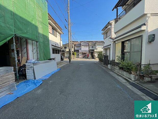 周辺は落ち着いた街並みの住宅地！子育てがしやすい住環境です！まだ未完成ですが、現地でしかわからない事もございます。是非一度ご覧ください。