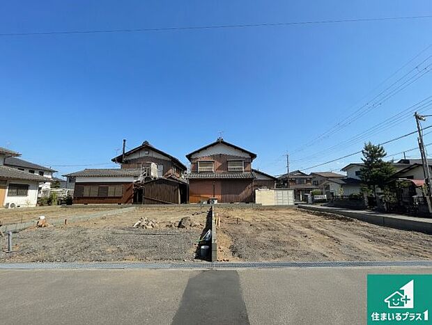 周辺は落ち着いた街並みの住宅地！子育てがしやすい住環境です！まだ未完成ですが、現地でしかわからない事もございます。是非一度ご覧ください。