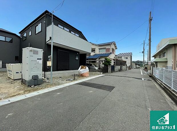 周辺は落ち着いた街並みの住宅地！子育てがしやすい住環境です！まだ未完成ですが、現地でしかわからない事もございます。是非一度ご覧ください。