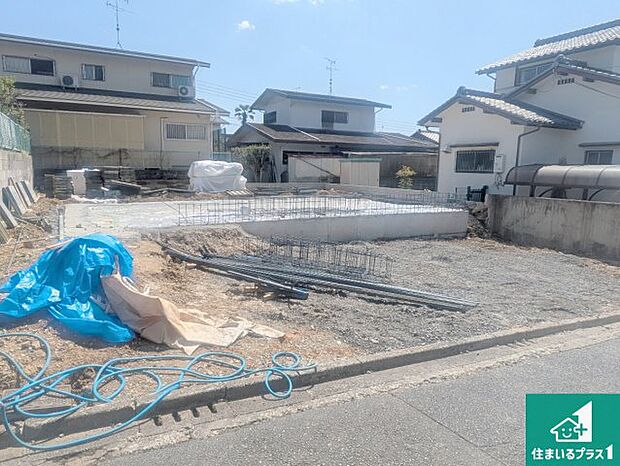周辺は落ち着いた街並みの住宅地！子育てがしやすい住環境です！まだ未完成ですが、現地でしかわからない事もございます。是非一度ご覧ください。