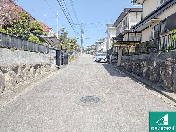 周辺は落ち着いた街並みの住宅地！子育てがしやすい住環境です！まだ未完成ですが、現地でしかわからない事もございます。是非一度ご覧ください。