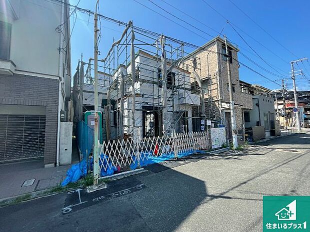 周辺は落ち着いた街並みの住宅地！子育てがしやすい住環境です！まだ未完成ですが、現地でしかわからない事もございます。是非一度ご覧ください。