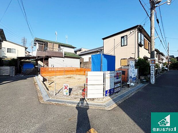 周辺は閑静な住宅街です。前面道路もしっかりと有りますので車の出し入れも安心ですよ！