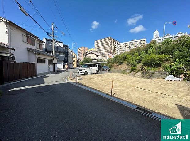 周辺は落ち着いた街並みの住宅地！子育てがしやすい住環境です！まだ未完成ですが、現地でしかわからない事もございます。是非一度ご覧ください。