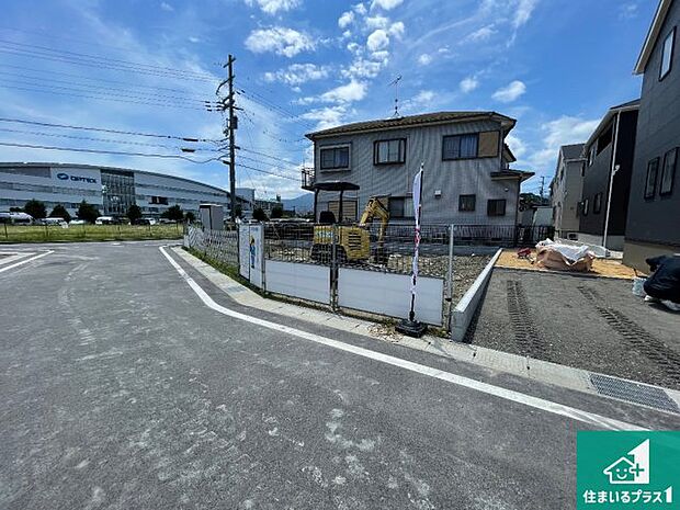 周辺は落ち着いた街並みの住宅地！子育てがしやすい住環境です！まだ未完成ですが、現地でしかわからない事もございます。是非一度ご覧ください。