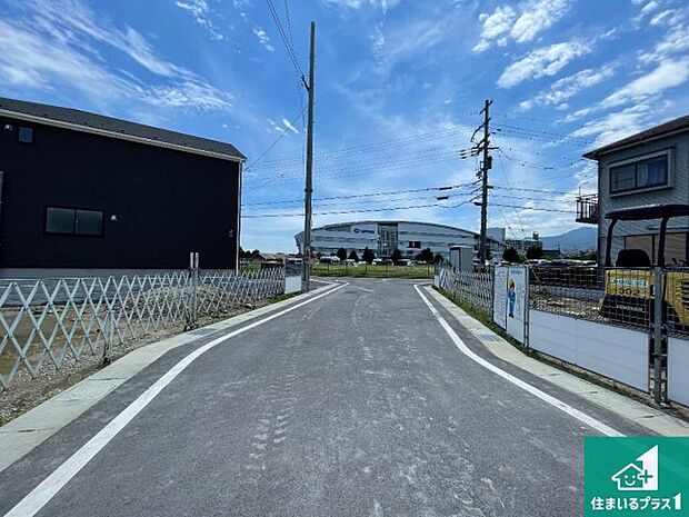 周辺は落ち着いた街並みの住宅地！子育てがしやすい住環境です！まだ未完成ですが、現地でしかわからない事もございます。是非一度ご覧ください。