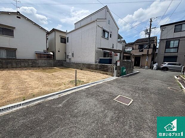 周辺は落ち着いた街並みの住宅地!子育てがしやすい住環境です!まだ未完成ですが、現地でしかわからない事もございます。是非一度ご覧ください。