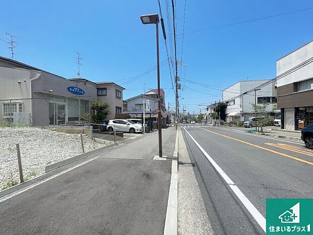 周辺は落ち着いた街並みの住宅地!子育てがしやすい住環境です!まだ未完成ですが、現地でしかわからない事もございます。是非一度ご覧ください。