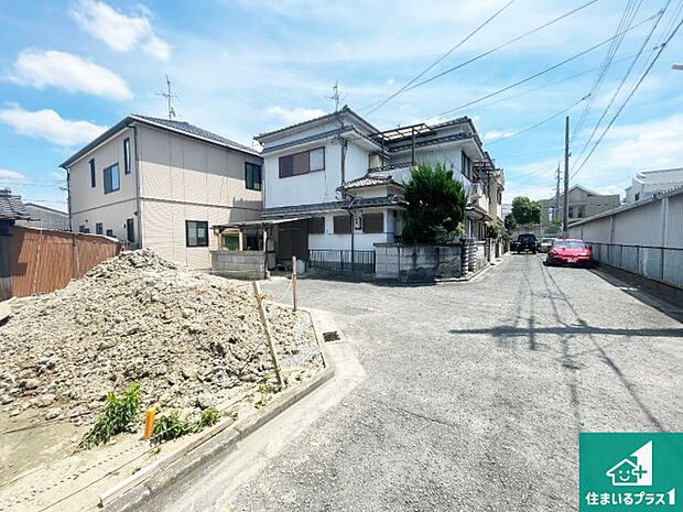 周辺は落ち着いた街並みの住宅地!子育てがしやすい住環境です!まだ未完成ですが、現地でしかわからない事もございます。是非一度ご覧ください。