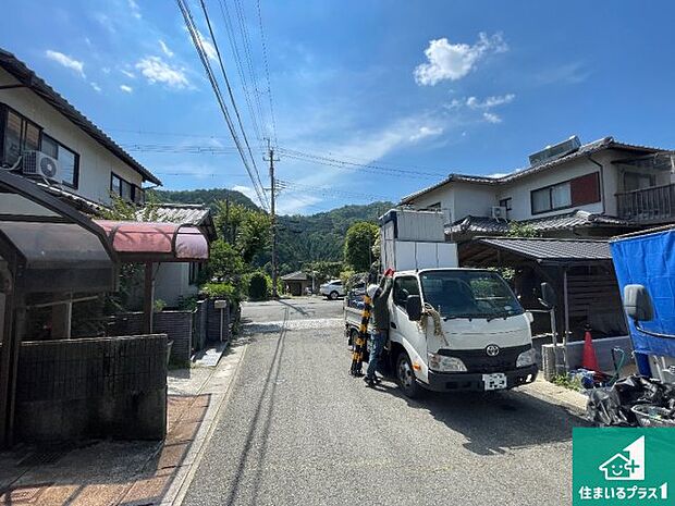 周辺は落ち着いた街並みの住宅地!子育てがしやすい住環境です!まだ未完成ですが、現地でしかわからない事もございます。是非一度ご覧ください。