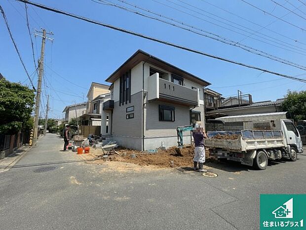 周辺は落ち着いた街並みの住宅地!子育てがしやすい住環境です!まだ未完成ですが、現地でしかわからない事もございます。是非一度ご覧ください。