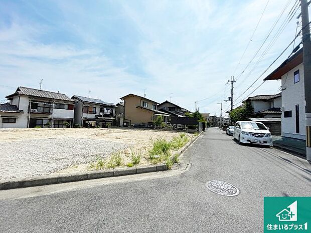 周辺は閑静な住宅街です。前面道路もしっかりと有りますので車の出し入れも安心ですよ!