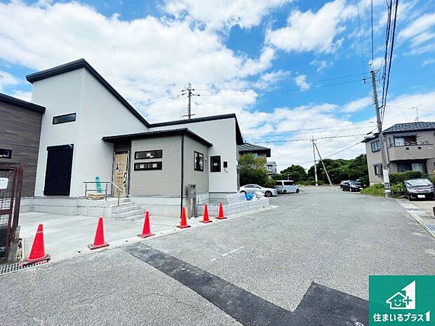 周辺は落ち着いた街並みの住宅地！子育てがしやすい住環境です！まだ未完成ですが、現地でしかわからない事もございます。是非一度ご覧ください。