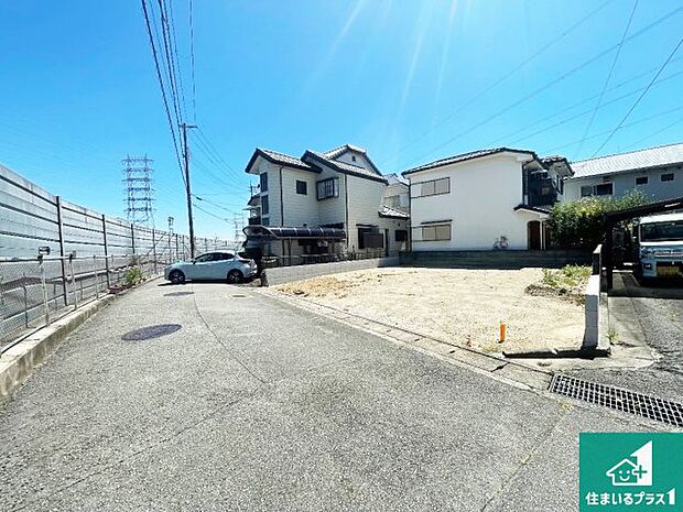 周辺は落ち着いた街並みの住宅地!子育てがしやすい住環境です!まだ未完成ですが、現地でしかわからない事もございます。是非一度ご覧ください。