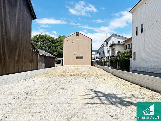 周辺は落ち着いた街並みの住宅地!子育てがしやすい住環境です!まだ未完成ですが、現地でしかわからない事もございます。是非一度ご覧ください。