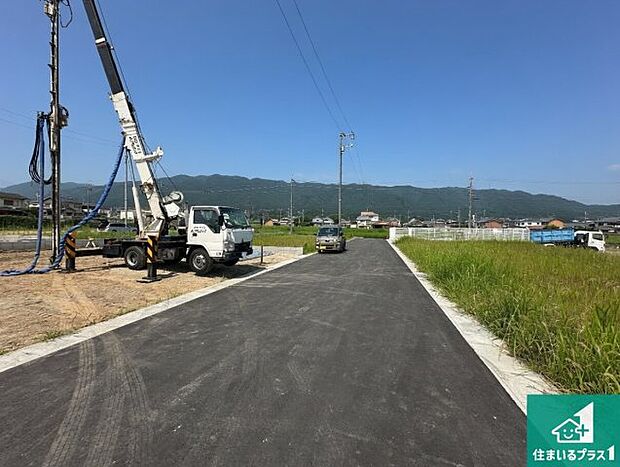 周辺は落ち着いた街並みの住宅地!子育てがしやすい住環境です!まだ未完成ですが、現地でしかわからない事もございます。是非一度ご覧ください。