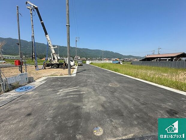 周辺は落ち着いた街並みの住宅地!子育てがしやすい住環境です!まだ未完成ですが、現地でしかわからない事もございます。是非一度ご覧ください。