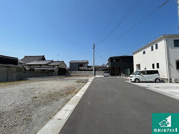 周辺は閑静な住宅街です。前面道路もしっかりと有りますので車の出し入れも安心ですよ!