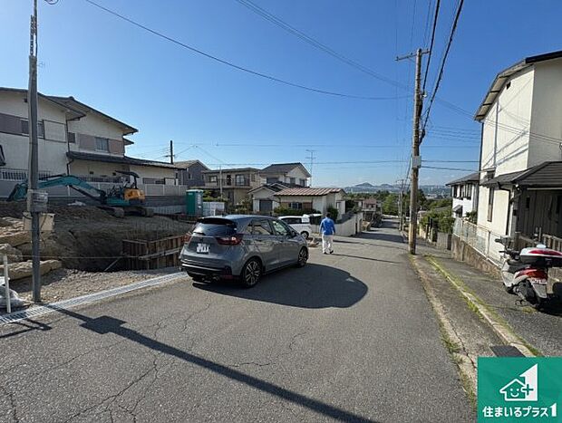 周辺は落ち着いた街並みの住宅地!子育てがしやすい住環境です!まだ未完成ですが、現地でしかわからない事もございます。是非一度ご覧ください。