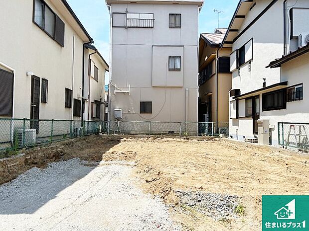 周辺は落ち着いた街並みの住宅地!子育てがしやすい住環境です!まだ未完成ですが、現地でしかわからない事もございます。是非一度ご覧ください。