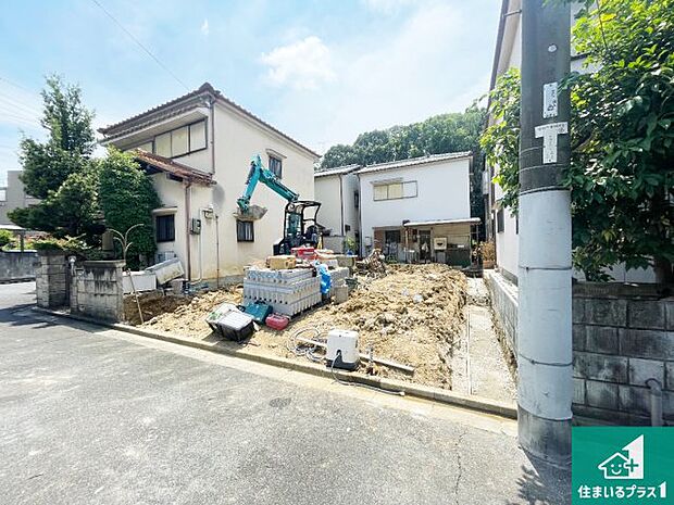 周辺は落ち着いた街並みの住宅地!子育てがしやすい住環境です!まだ未完成ですが、現地でしかわからない事もございます。是非一度ご覧ください。