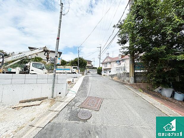 周辺は閑静な住宅街です。前面道路もしっかりと有りますので車の出し入れも安心ですよ!