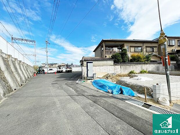 周辺は落ち着いた街並みの住宅地!子育てがしやすい住環境です!まだ未完成ですが、現地でしかわからない事もございます。是非一度ご覧ください。