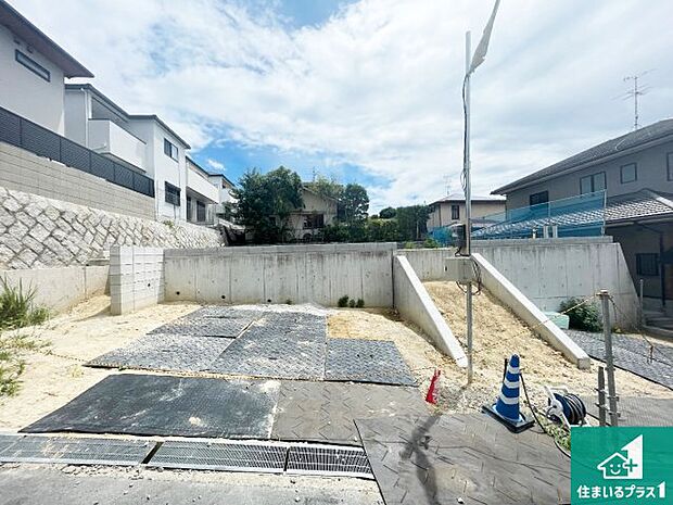周辺は落ち着いた街並みの住宅地！子育てがしやすい住環境です！まだ未完成ですが、現地でしかわからない事もございます。是非一度ご覧ください。